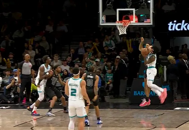 开云体育全站app下载优惠-米诺特防守下压直接打到怀特面部，裁判回看吹罚一级恶意